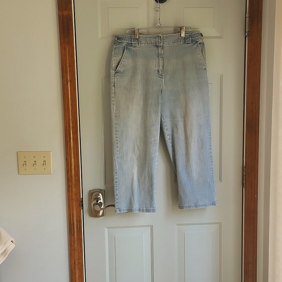 Talbots Denim - Talbots Capri Women's Sz12 Light wash Denim 2 Front 2 back button Pockets